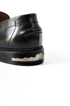 TOGA VIRILIS LOGO ENGRAVED LEATHER LOAFER