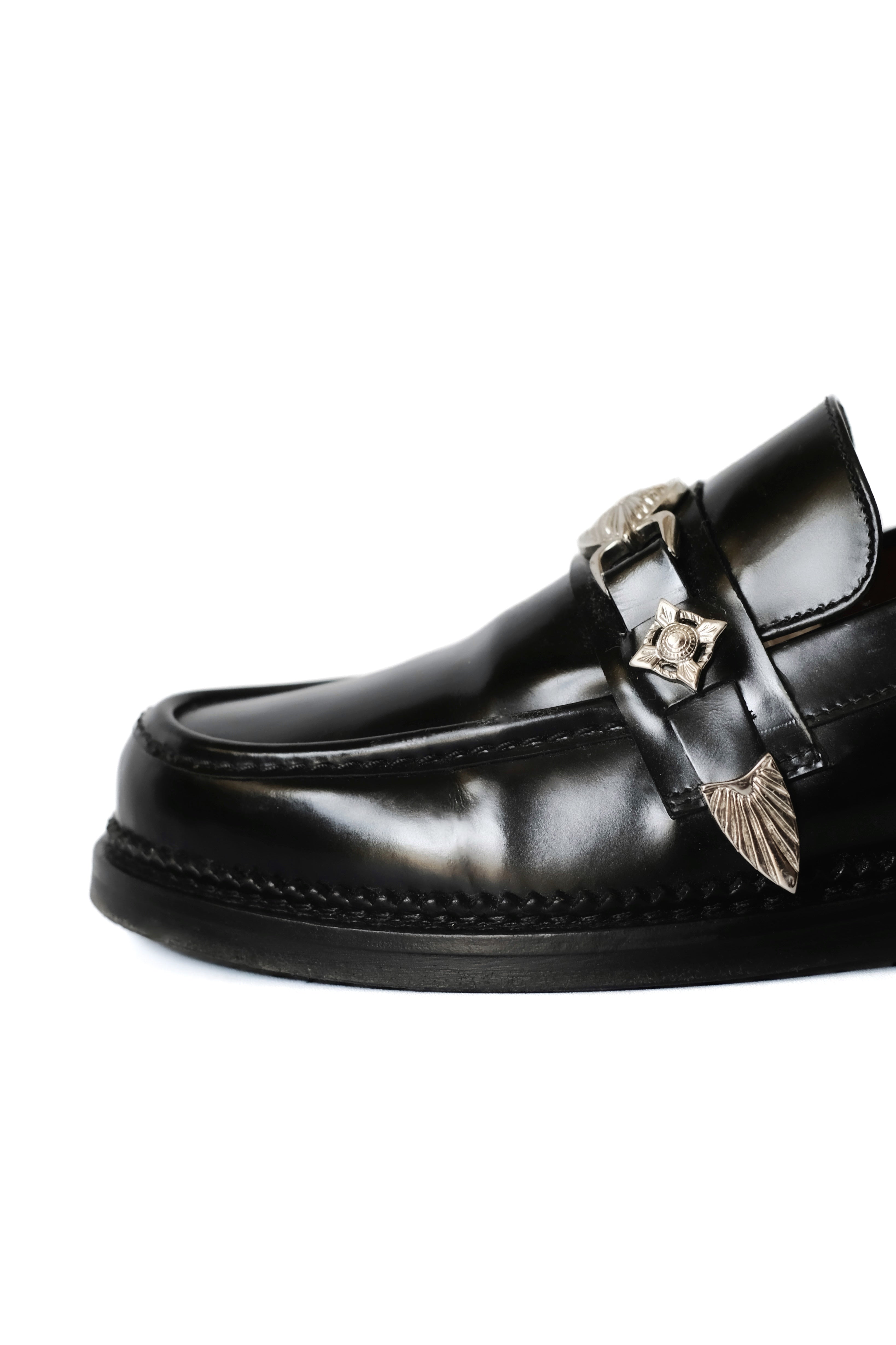 TOGA VIRILIS LOGO ENGRAVED LEATHER LOAFER